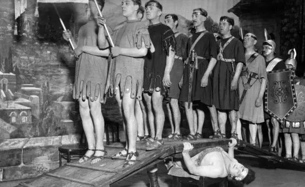  En plena actuación, realizando uno de sus números estrella, ‘El puente del poder’. / E.C. 